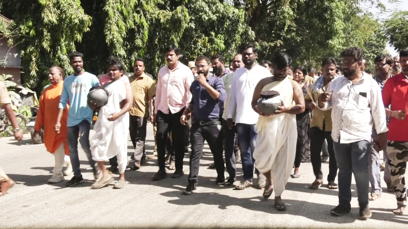 In Karwar, auto drivers staged a unique protest by begging in the name of PWD to demand urgent repair of pothole-filled Habbuwada road.