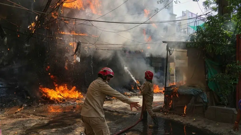 ದೆಹಲಿಯ ಬಹುಮಹಡಿ ಕಟ್ಟಡದಲ್ಲಿ ಅಗ್ನಿ ಅವಘಡ – ರಕ್ಷಣಾ ಕಾರ್ಯಾಚರಣೆ ಮುಂದುವರಿಕೆ