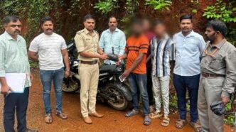 ಕಾರವಾರ ತಾಲೂಕಿನ ಬಿಣಗಾ ರಾಮನಗರದಲ್ಲಿ ಗಾಂಜಾ ಮಾರಾಟ ಯತ್ನ ಪ್ರಕರಣದಲ್ಲಿ ವಶಪಡಿಸಿಕೊಂಡ ಗಾಂಜಾ, ಬೈಕ್ ಹಾಗೂ ಬಂಧಿತ ಆರೋಪಿಗಳ ಕುರಿತು ಕಾರವಾರ ಗ್ರಾಮೀಣ ಠಾಣೆ ಪೊಲೀಸರ ಕಾರ್ಯಾಚರಣೆ.