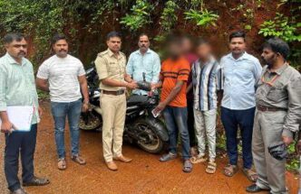 ಕಾರವಾರ ತಾಲೂಕಿನ ಬಿಣಗಾ ರಾಮನಗರದಲ್ಲಿ ಗಾಂಜಾ ಮಾರಾಟ ಯತ್ನ ಪ್ರಕರಣದಲ್ಲಿ ವಶಪಡಿಸಿಕೊಂಡ ಗಾಂಜಾ, ಬೈಕ್ ಹಾಗೂ ಬಂಧಿತ ಆರೋಪಿಗಳ ಕುರಿತು ಕಾರವಾರ ಗ್ರಾಮೀಣ ಠಾಣೆ ಪೊಲೀಸರ ಕಾರ್ಯಾಚರಣೆ.