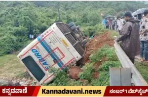 ಅಂಕೋಲಾ ಅವರ್ಸಾ ಬಳಿ ರಾಷ್ಟ್ರೀಯ ಹೆದ್ದಾರಿ-66ರಲ್ಲಿ ರಸ್ತೆ ಬದಿಗೆ ಉರುಳಿದ ಸೀಬರ್ಡ್ ಖಾಸಗಿ ಬಸ್