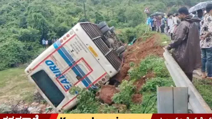 ಅಂಕೋಲಾ ಅವರ್ಸಾ ಬಳಿ ರಾಷ್ಟ್ರೀಯ ಹೆದ್ದಾರಿ-66ರಲ್ಲಿ ರಸ್ತೆ ಬದಿಗೆ ಉರುಳಿದ ಸೀಬರ್ಡ್ ಖಾಸಗಿ ಬಸ್