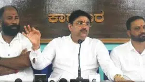 ಕಾರವಾರದಲ್ಲಿ ಮಾಧ್ಯಮಗಳೊಂದಿಗೆ ಮಾತನಾಡುತ್ತಿರುವ ಹಳಿಯಾಳದ ಮಾಜಿ ಶಾಸಕ ಸುನೀಲ್ ಹೆಗಡೆ – ಶಾಸಕ ಆರ್.ವಿ. ದೇಶಪಾಂಡೆ ವಿರುದ್ಧ ಭ್ರಷ್ಟಾಚಾರ ಮತ್ತು ವರ್ಗಾವಣೆ ವಸೂಲಿ ಆರೋಪ